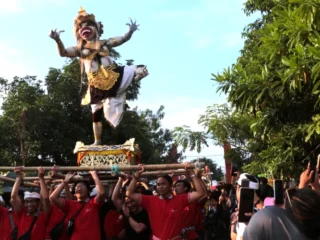 Pawai Ogoh-ogoh di Kenjeran Surabaya Sambut Hari Raya Nyepi