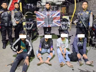 Polrestabes Surabaya Bekuk 4 Remaja Anggota Gangster