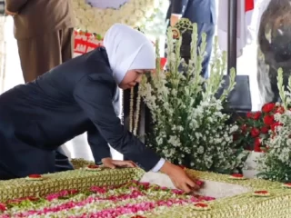 Jawa Timur Berulang Tahun ke-78, Khofifah Ziarahi Makam Gubernur Suryo dan Soekarno
