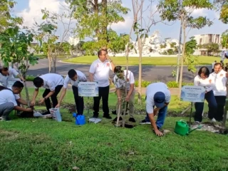 REI Tanam Pohon Sosis di Citraland Surabaya, Langkah Pengembang Dukung Penghijauan