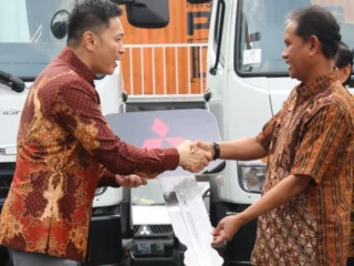 Mitsubishi Fuso Serahkan 10 Unit Fighter X TH 4x2 ke Konsumen Surabaya