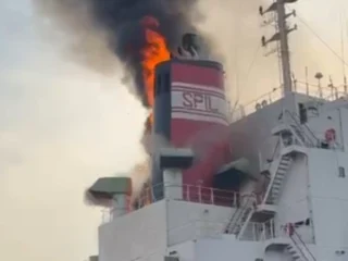 Kapal Kontainer Terbakar di Pelabuhan Tanjung Perak Surabaya