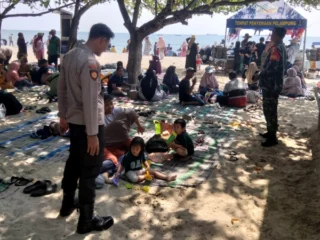 Aparat Gabungan TNI-Polri Amankan Pantai Delegan Gresik