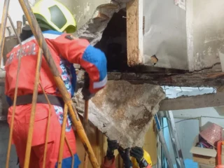 Lantai Rumah Warga di Dupak Bubutan Surabaya Ambruk