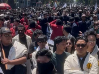 Ribuan Mahasiswa Demo di Grahadi Surabaya