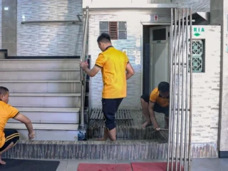 Polda Jatim Bakti Sosial Daur Ulang Sampah dan Bersihkan Masjid