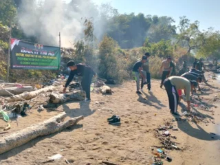 TNI dan Warga Bersihkan Sampah di Pantai Sukolilo Barat Bangkalan