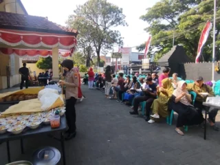 Polresta Malang Kota Sapa Warga Lewat Bakti Kesehatan dan Makan Gratis Polresta Malang Kota Sapa Warga Lewat Bakti Kesehatan dan Makan Gratis