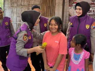 Tim Trauma Healing Polda Jatim Bantu Korban Gempa NTT Tim Trauma Healing Polda Jatim Bantu Korban Gempa NTT