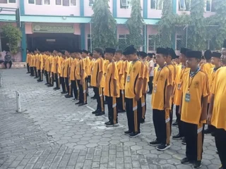 Babinsa Koramil 0817/15 Latih PBB Siswa SMP Maarif Assaadah Bungah Gresik