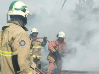 Bedeng Kuli di Made Terbakar, DPKP Surabaya Kerahkan 4 Mobil Damkar