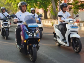 Rayakan Hari Pelanggan Nasional, PLN Jatim Konvoi Motor Listrik di Surabaya