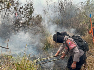 Personel Polres Batu Padamkan Karhutla di Gunung Buthak