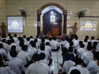 Polresta Sidoarjo Edukasi Pelajar Pentingnya Taat Hukum dan Hindari Radikalisme