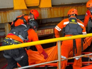 Seorang ABK Kapal Kargo Honour Meninggal Mendadak saat Melintasi Selat Madura