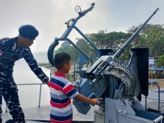 Seru, Puluhan Siswa SD Eksplorasi Kapal TNI AL dan Bunker di Ambon