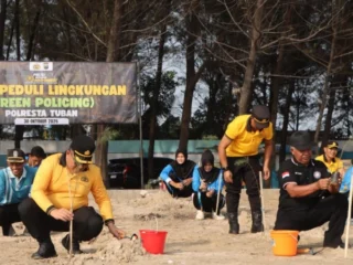 Kala Pesilat dan Pelajar Diajak Polresta Tuban Hijaukan Pantai Cemara