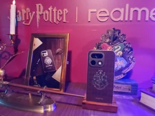 Bus Hogwarts Kenalkan Gadget realme Harry Potter Berteknologi Ubah Warna di Surabaya